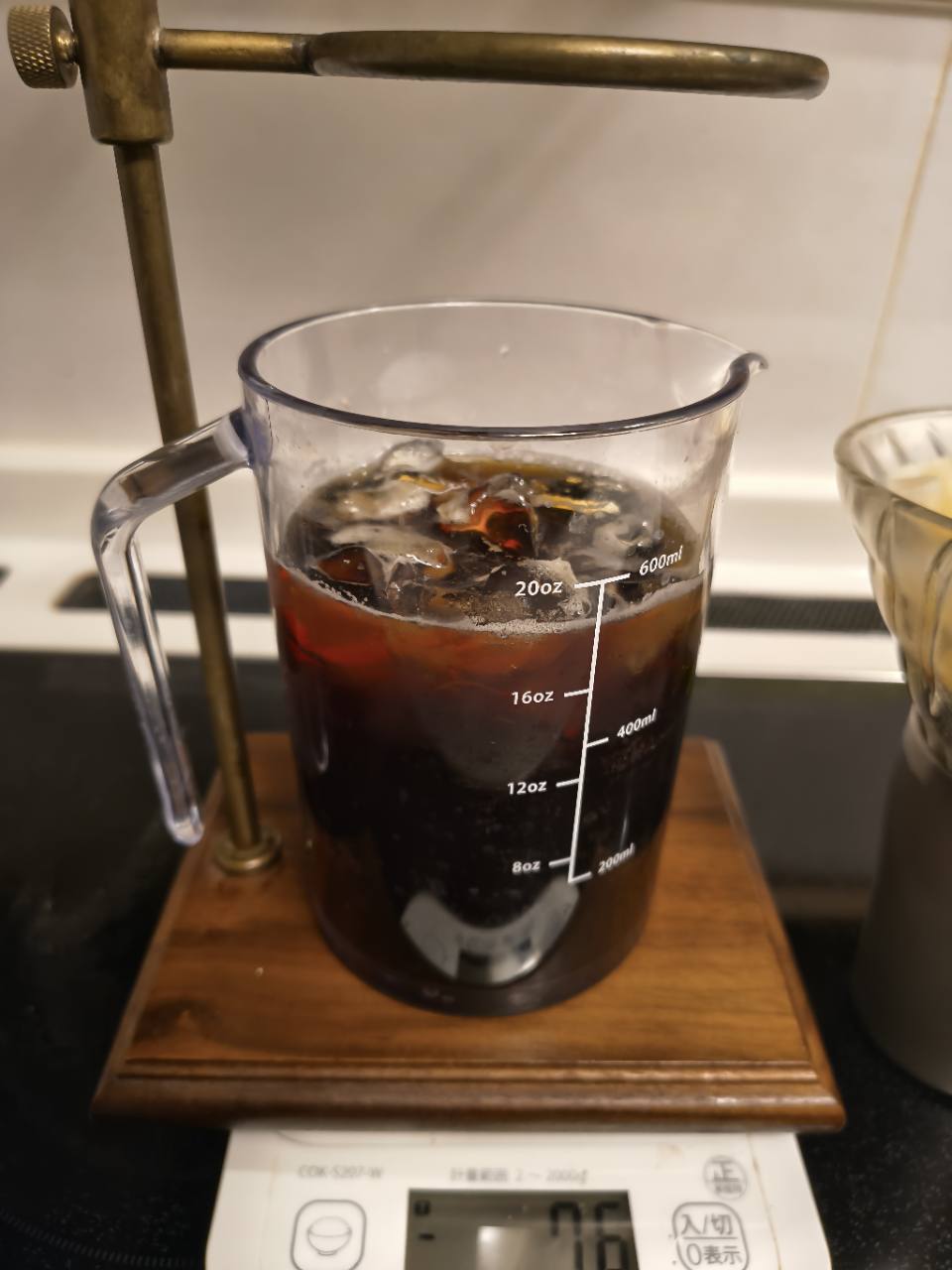 氷とコーヒーが入ったサーバー