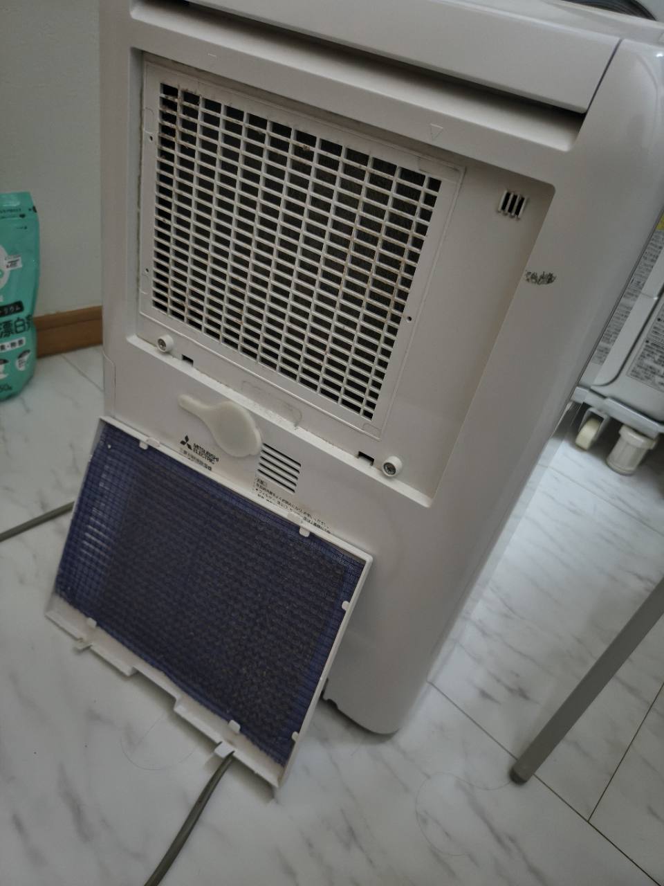 三菱MJ-M100RX-Wの背面から取り外したフィルター