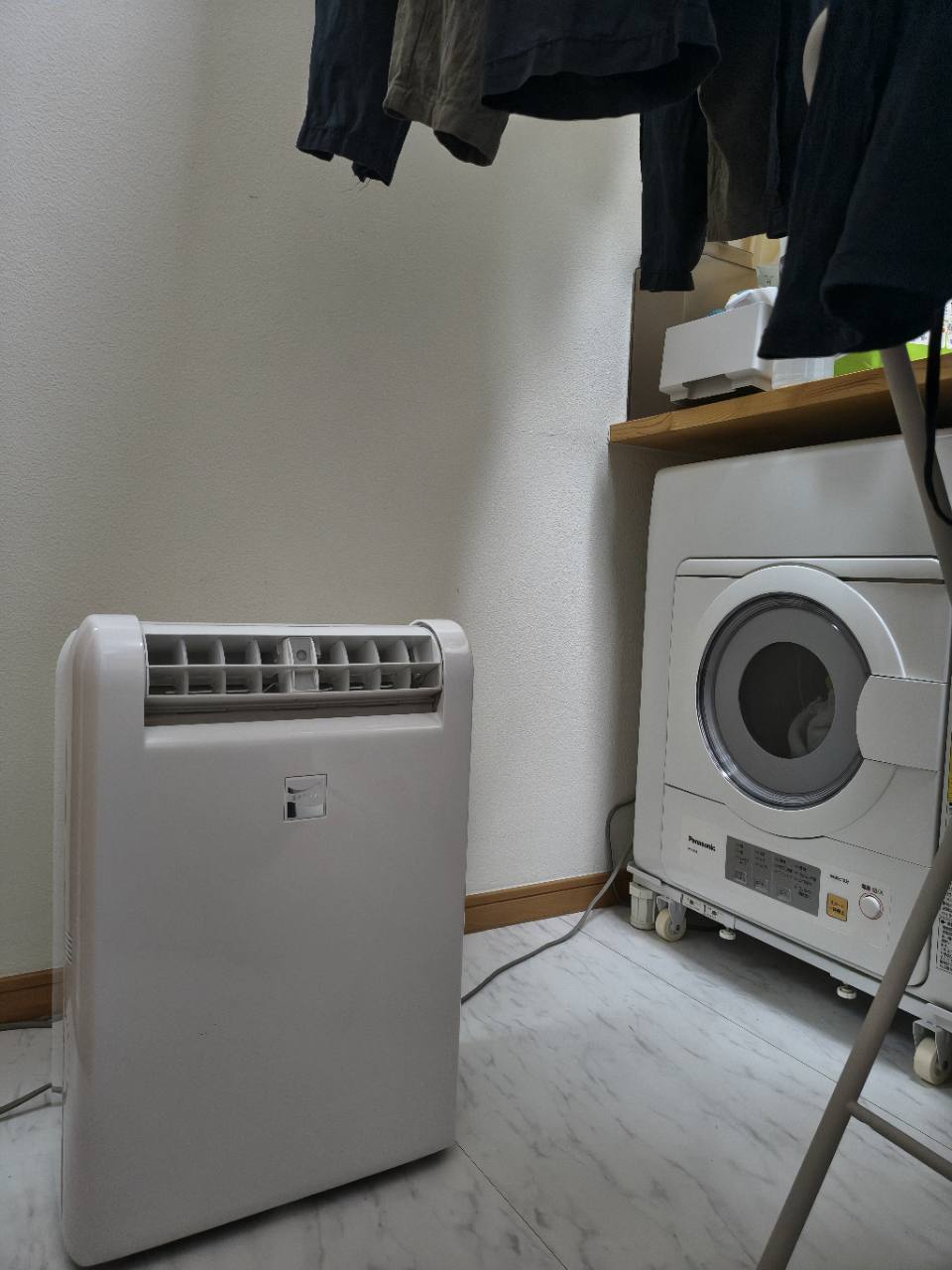 洗濯部屋に置いた三菱の除湿機とパナソニックの衣類乾燥機