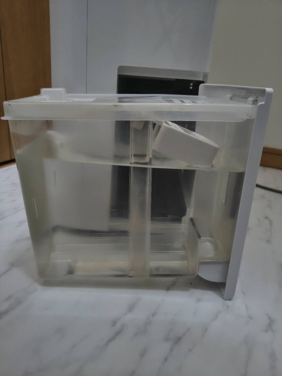 本体から取り外した水のたまった排水タンク
