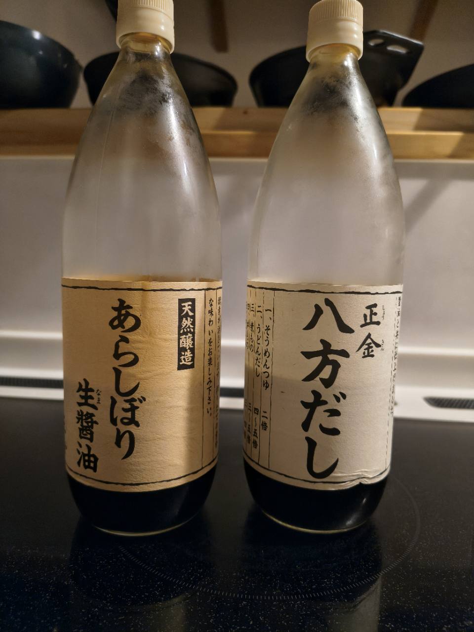 正金醤油のあらしぼり生醤油と八方だしを並べた正面比較
