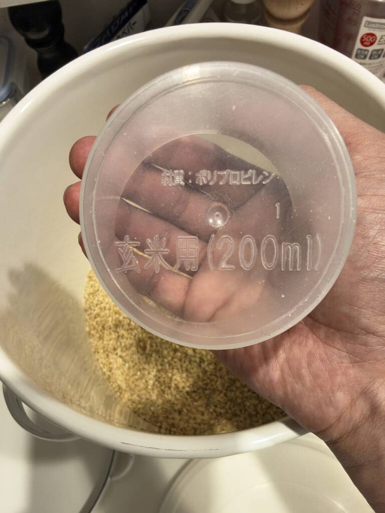 底面に「玄米用」と表示された、わが家で使っている計量カップ